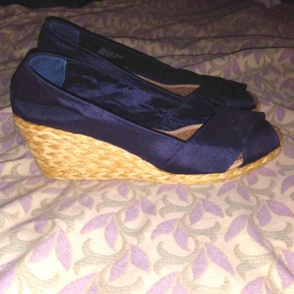 Ralph Lauren size.7 wedges - Picture 3 of 5